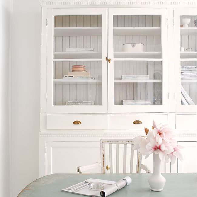 dining-room-white-paint-cabinet-shabby-chic-650x650px